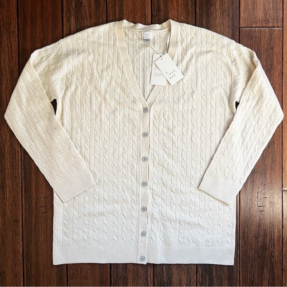 NWT Cable Knit V Neck Cardigan Sweater Button Medium Cream Preppy Academia Soft